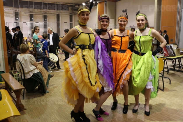 De gauche à
droite : Solène Cognet, Fanny Mandon, Marylise Slotala, Laurie Franc,
musicienne et danseuses de french-cancan. Photo Marcel Rascle